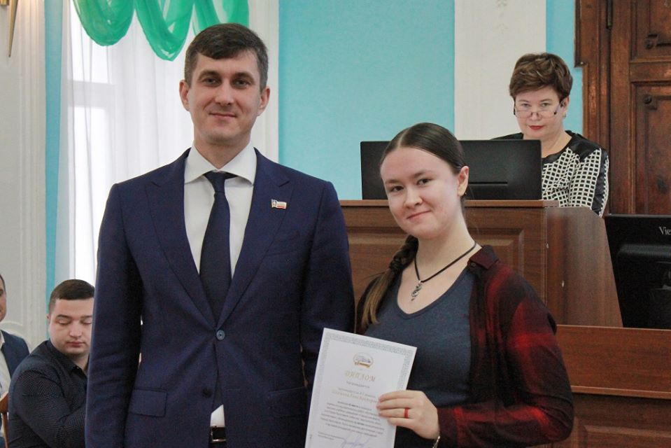 Награждение победителя от ЯрГУ Анны Шамшиной