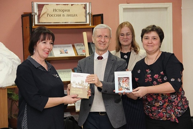 Передача книг в библиотеку. С.Ю. Ахметдинова. Ю.Ю. Иерусалимский. Н.В. Обнорская, В.М. Марасанова